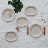 99218-01-トラネコボンボン-ラウンド豆皿-倉敷意匠-Classiky-x-Toraneko-Bonbon-Small-Dish-Dog-Beige